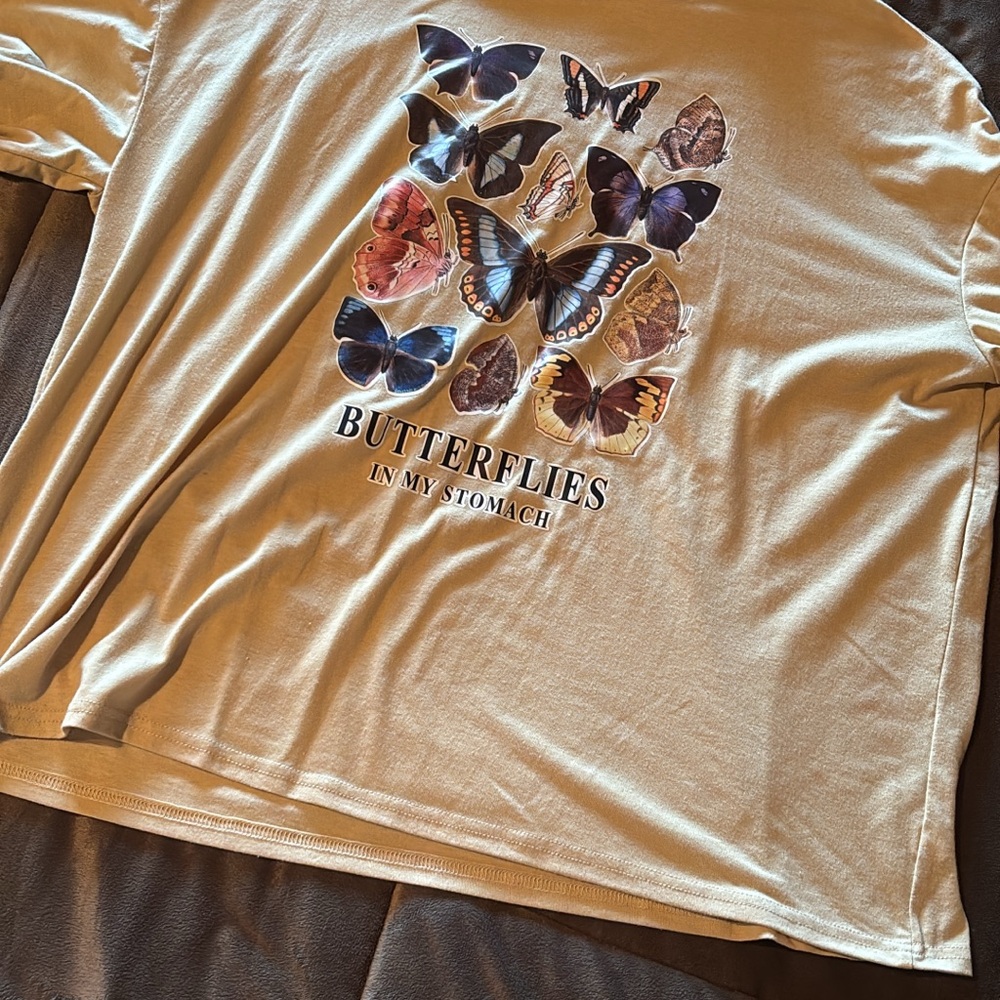 🌼🌼🌼Butterfly graphic tee